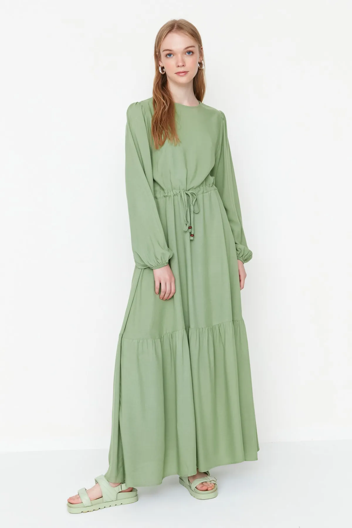 Trendyol Modest  Grünes, weit geschnittenes, gewebtes Kleid mit Bindedetail in der Taille TCTSS22EB00133