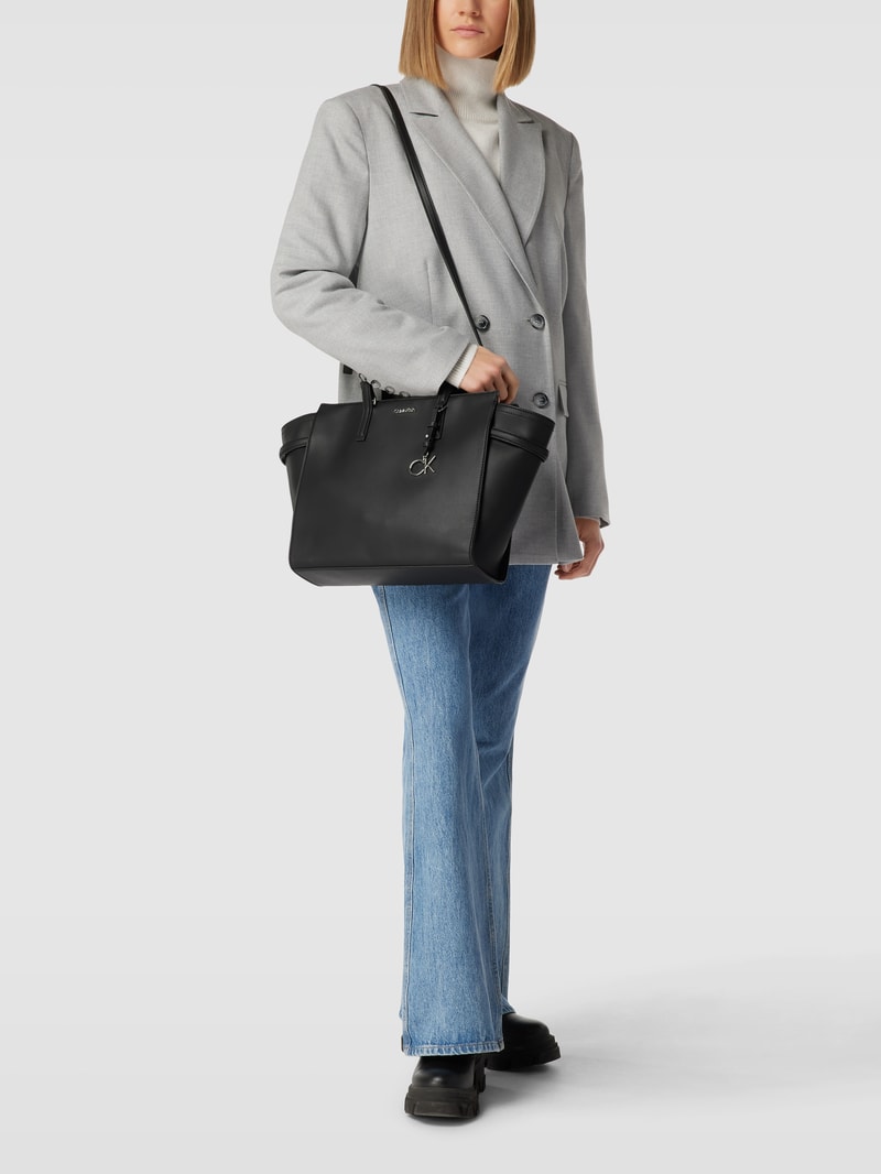 Handtasche mit Label-Applikation in schwarz