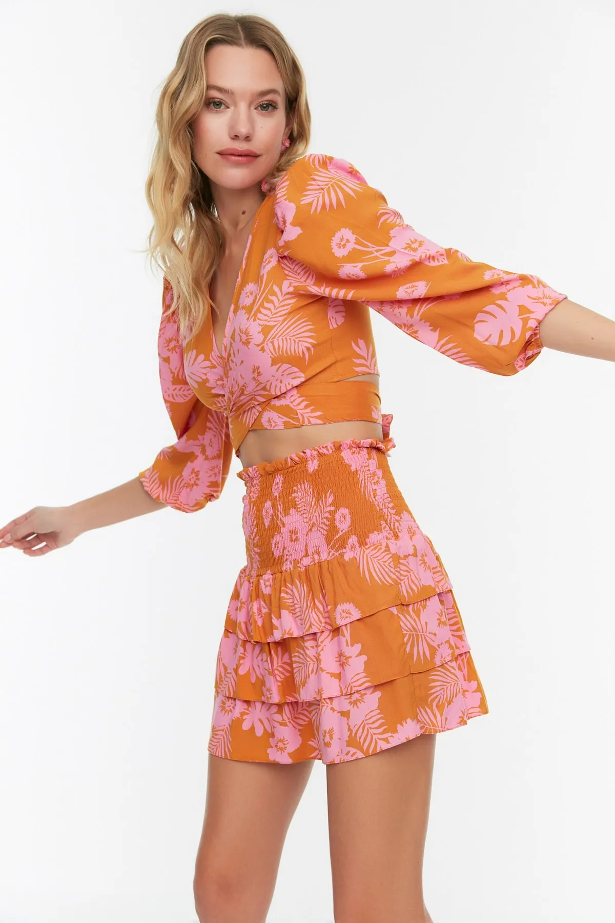 Trendyol Collection  Set aus Strandoberteil und -unterteil mit Blumenmuster in OrangeTBESS20AU0033