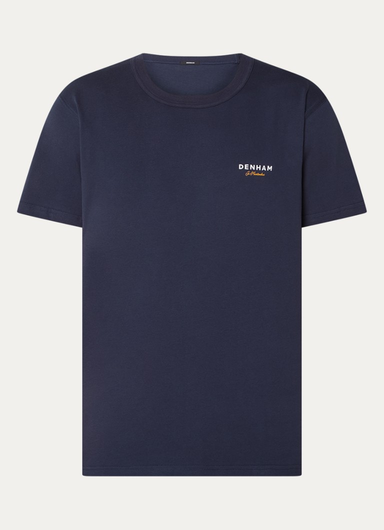 Denham Mantra -t-paita, jossa logo ja painatus takana