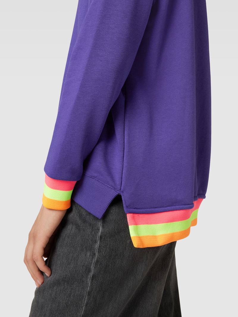 Sweatshirt mit Statement-Print Modell 'L(I)EBE!' in lila
