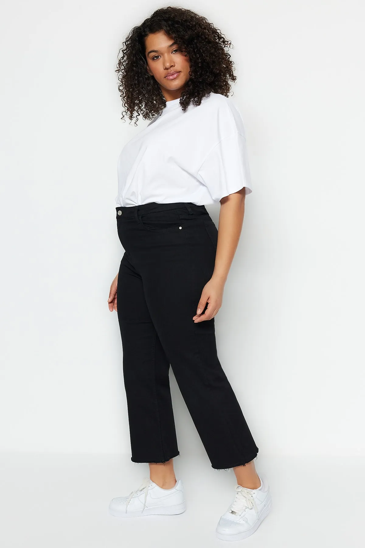 Trendyol Curve  Schwarze, lichtechte High-Waist-Jeans in Culotte-Passform mit kurzem Bein TBSSS23AR00014