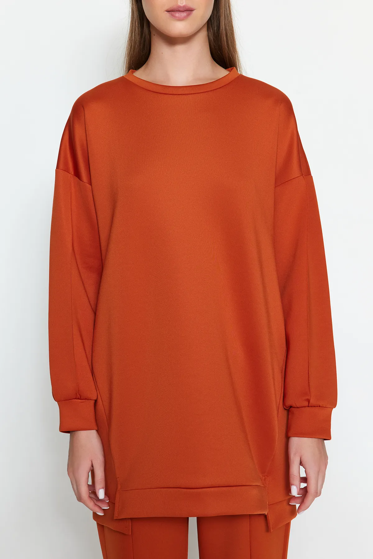 Trendyol Modest  Set aus Tunika, Hose und Oberteil aus Scuba mit Schlitzdetail und Strickmuster TCTAW23US00201