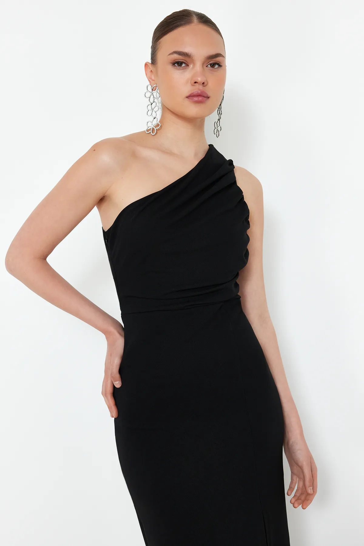 Trendyol Collection  Schwarzes, figurbetontes, langes Abendkleid aus Strick mit einzelnen Ärmeln TPRSS24AE00172