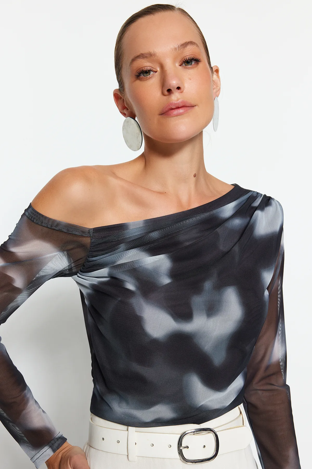 Trendyol Collection  Anthrazitfarbene, mit Tüll gefütterte Bluse mit asymmetrischem Kragen TWOAW24BZ00051