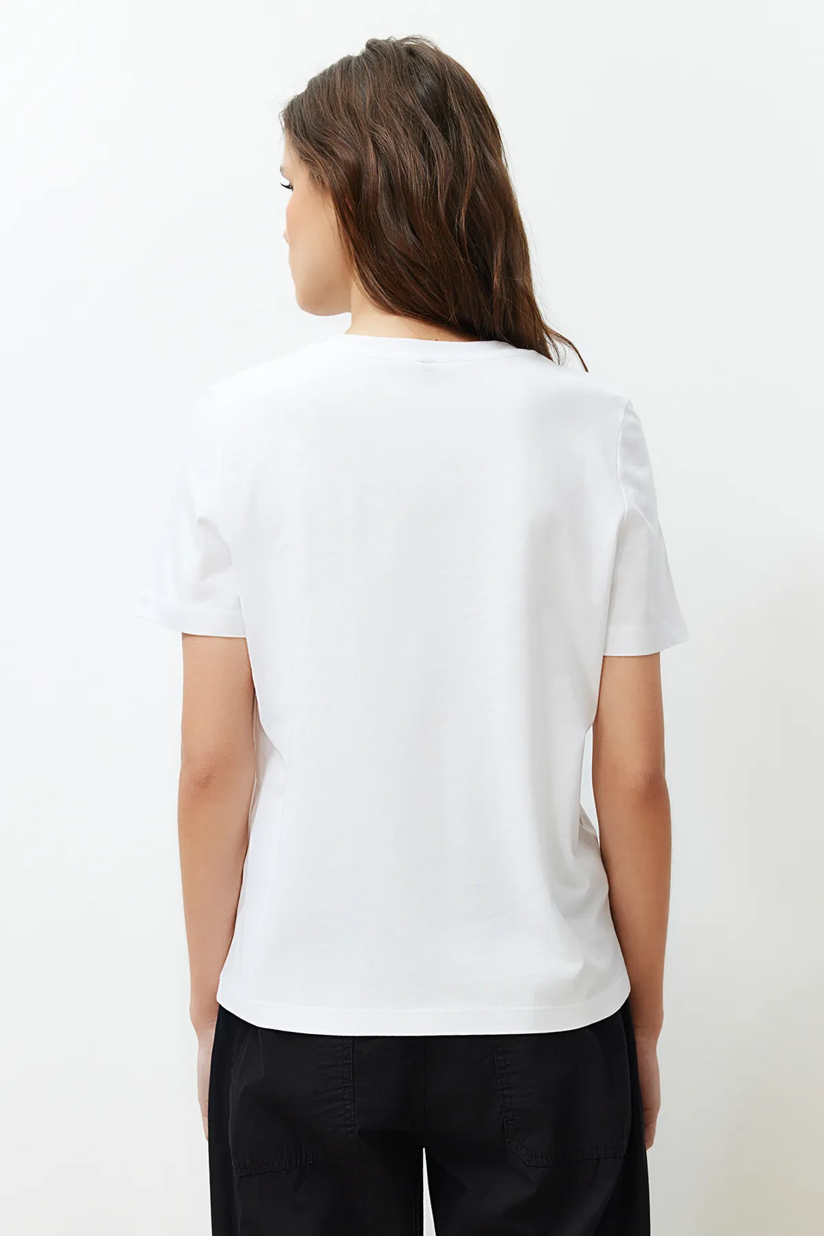 Trendyol Collection  Weißes Strick-T-Shirt mit Rundhalsausschnitt und Stern-Aufdruck, Regular/Regular Fit, 100 % Baumwolle TWOSS24TS00095