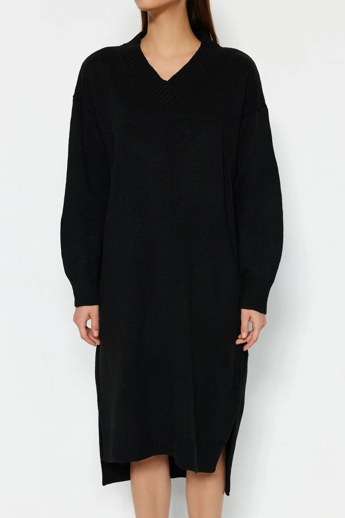 Trendyol Collection  Schwarzes Maxi-Strickkleid mit V-Ausschnitt TWOAW23EL00642