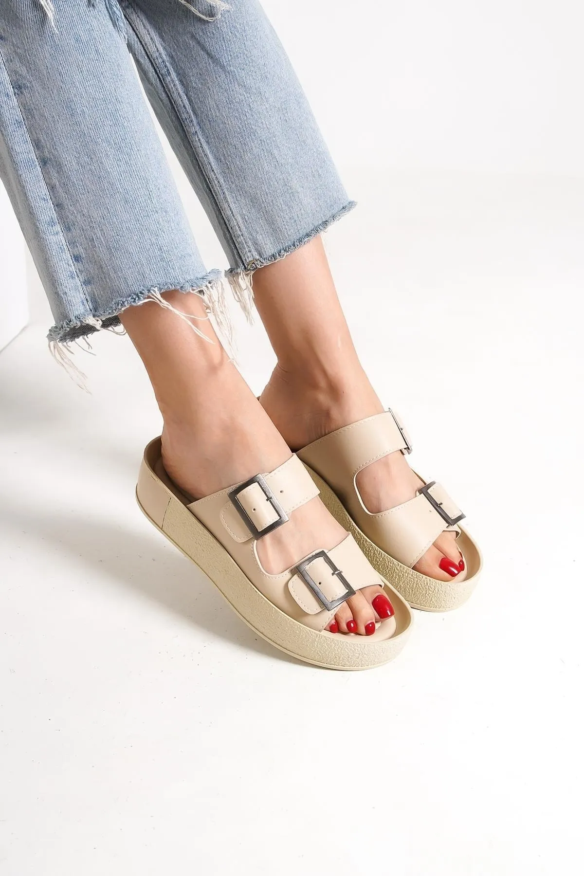 Capone Outfitters  Capone Damen-Hausschuhe mit doppelter Gürtelschnalle und Keilabsatz in Beige