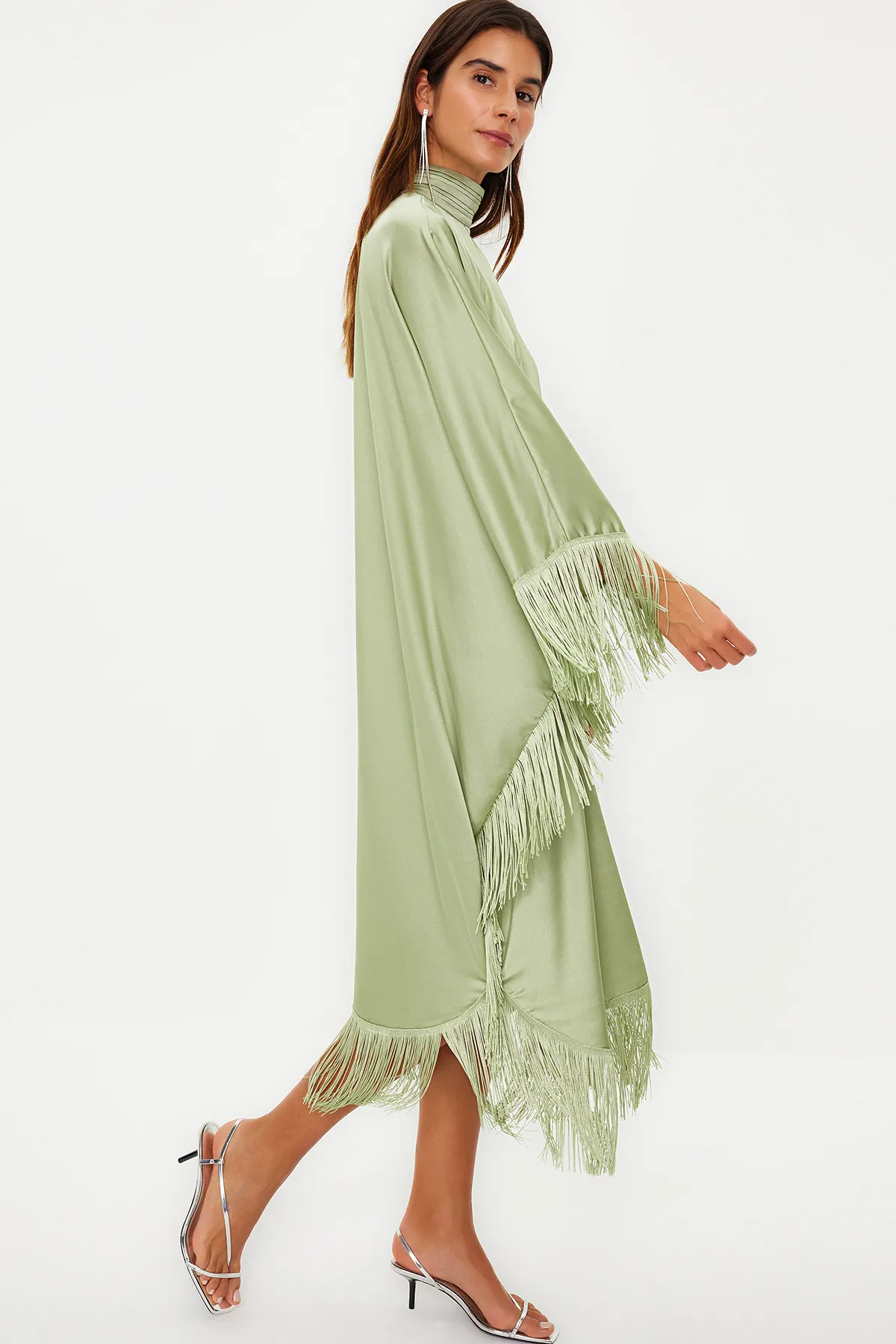 Trendyol Modest  Khakifarbenes Kaftan-Abendkleid aus Satin mit Quasten und Details TCTSS24DB00038