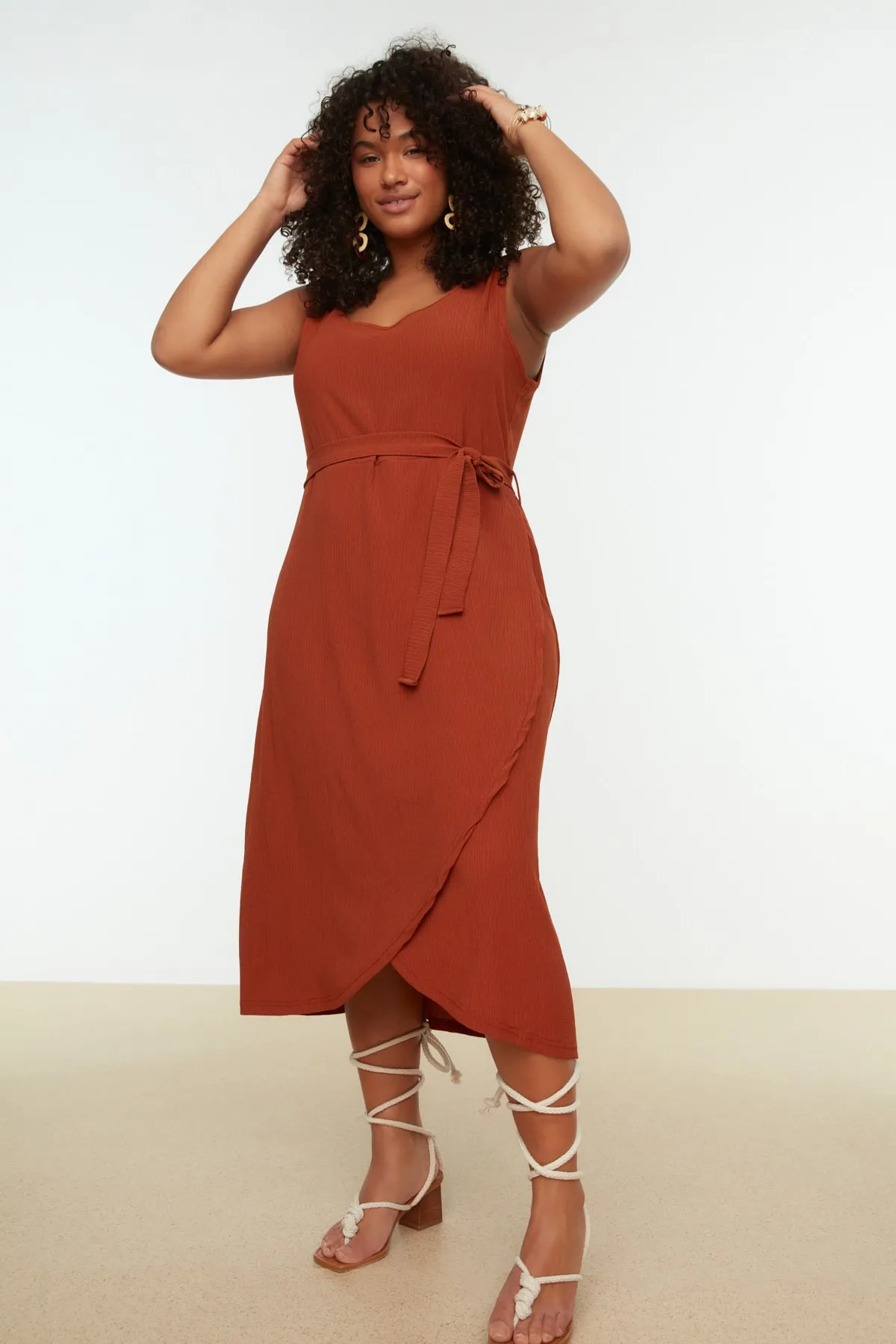 Trendyol Curve  Zweireihiges Strickkleid mit Fliesengürtel TBBSS22AH0144