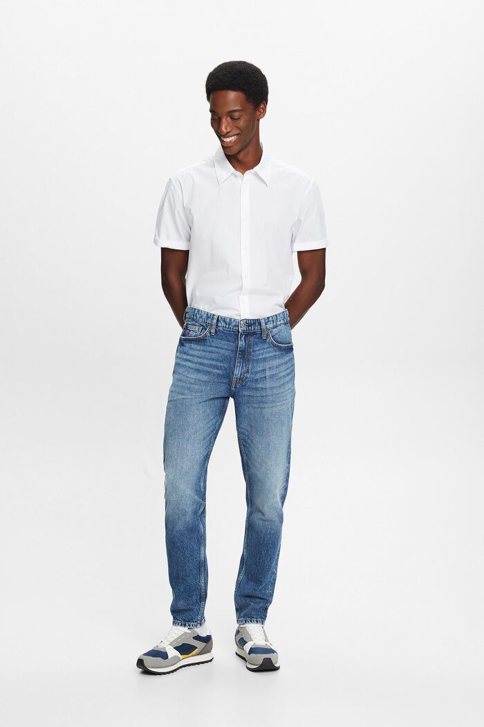 Gerade, konische Jeans mit mittelhohem Bund