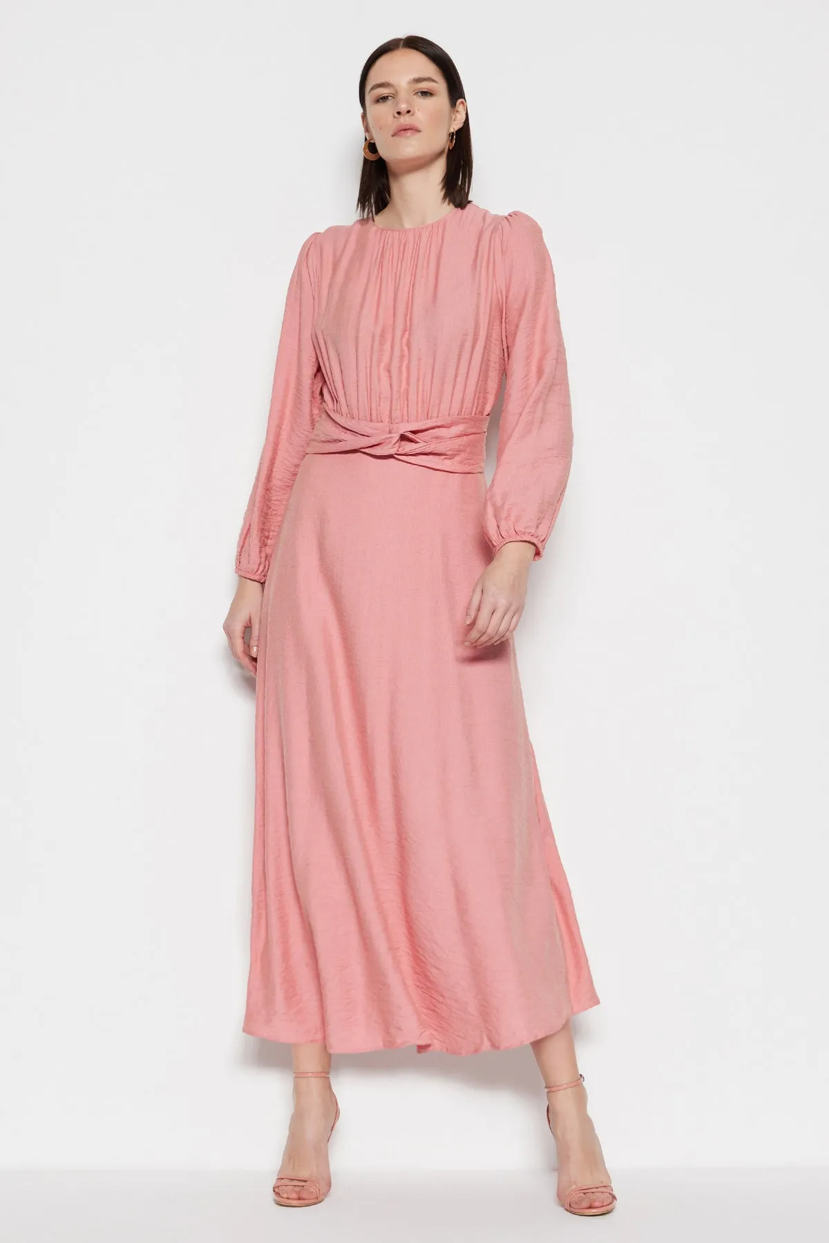 Trendyol Modest  Hellrosa gewebtes Kleid mit Taillen- und Raffdetails TCTSS23EB00138