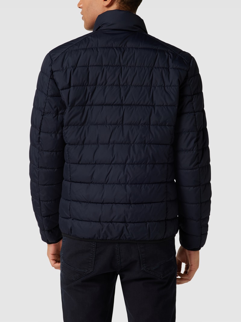 Steppjacke mit Label-Patch in marineblau