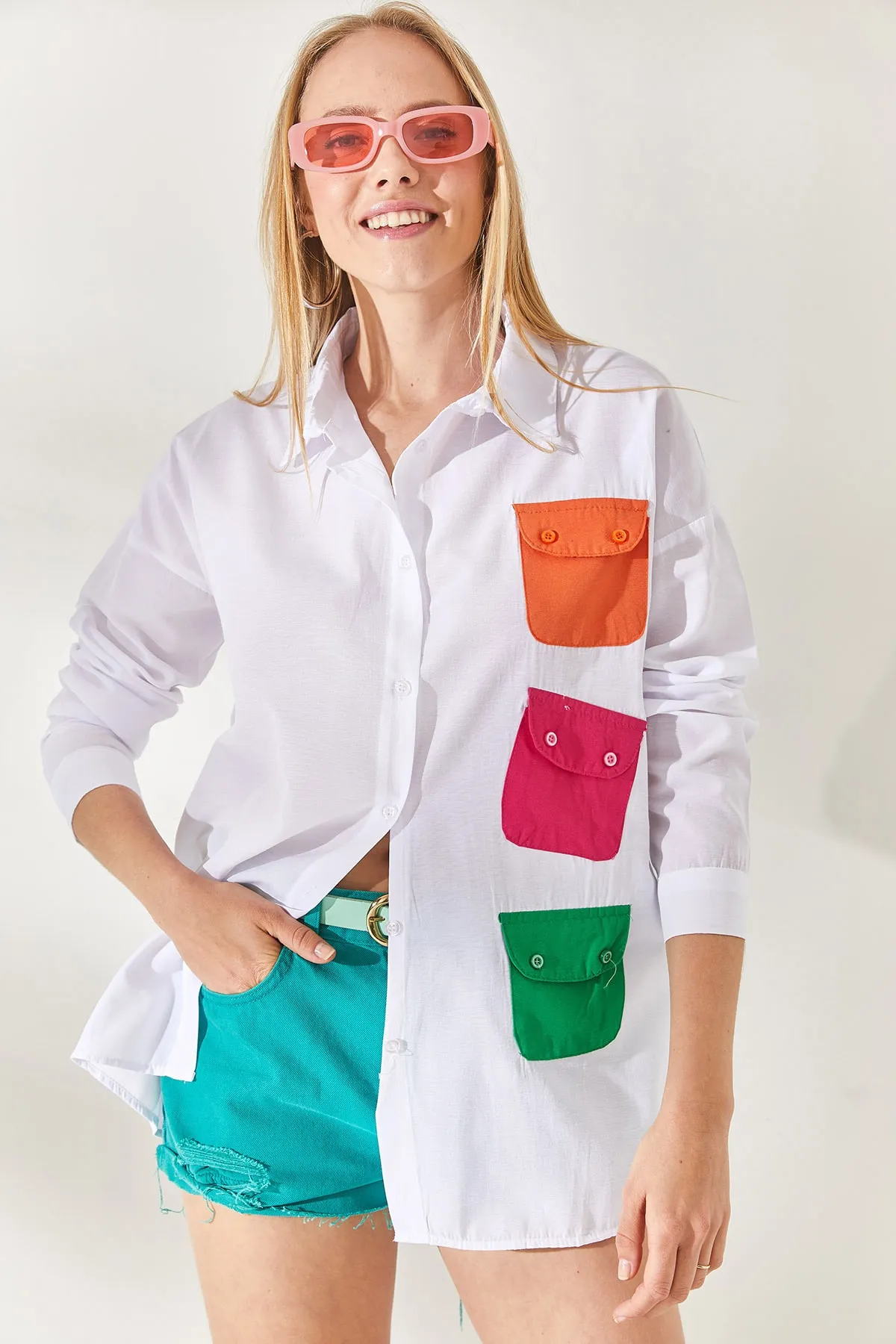 Olalook  Weißes, fuchsiafarbenes Oversize-Webhemd für Damen mit Taschendetail GML-19001051