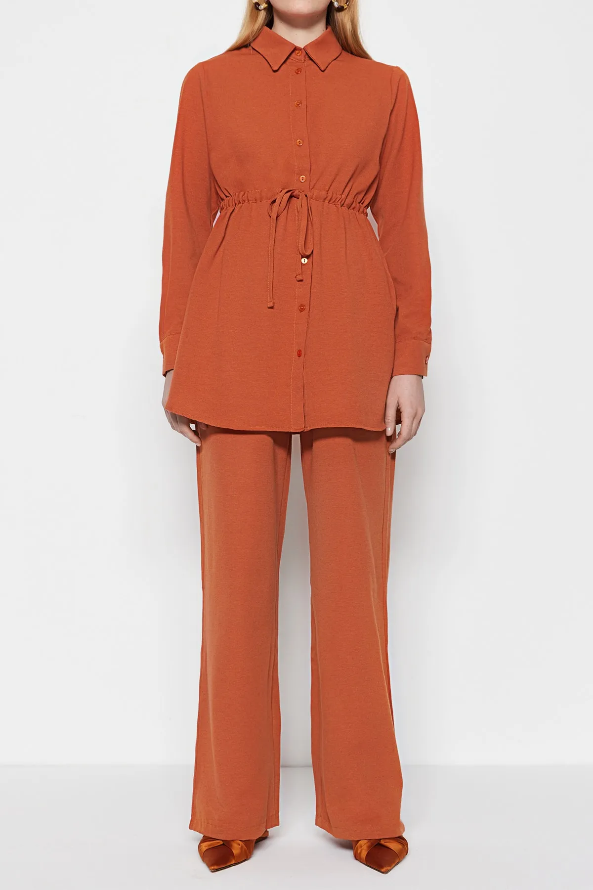 Trendyol Modest  Zimtfarbenes, gewebtes Aerobin-Hemd-Hosen-Set in Leinenoptik mit Kordelzug an der Taille TCTSS23US00032