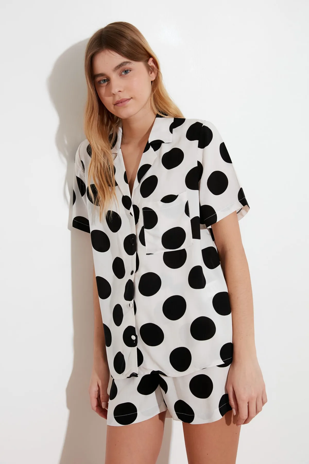 Trendyol Collection  Ecru gepunktetes Viskose-Hemd-Shorts-Web-Pyjama-Set THMSS20PT0306