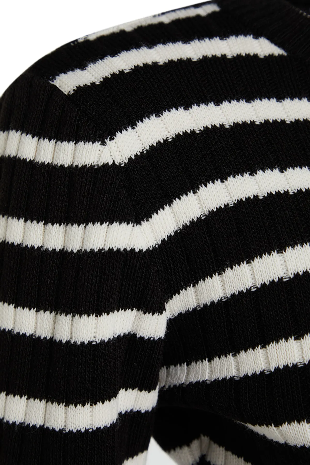 Trendyol Collection  Schwarzes, kurzes Strickoberteil und -unterteil-Set TWOAW24AU00057