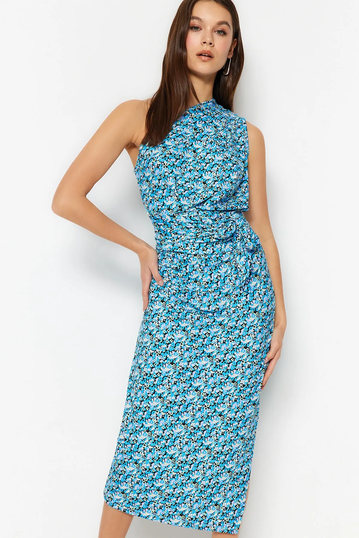 Trendyol Collection  Blaues bedrucktes, tailliertes One-Shoulder-Asymmetrisches Degaje-Bleistiftkleid aus Strick TWOSS23EL02182