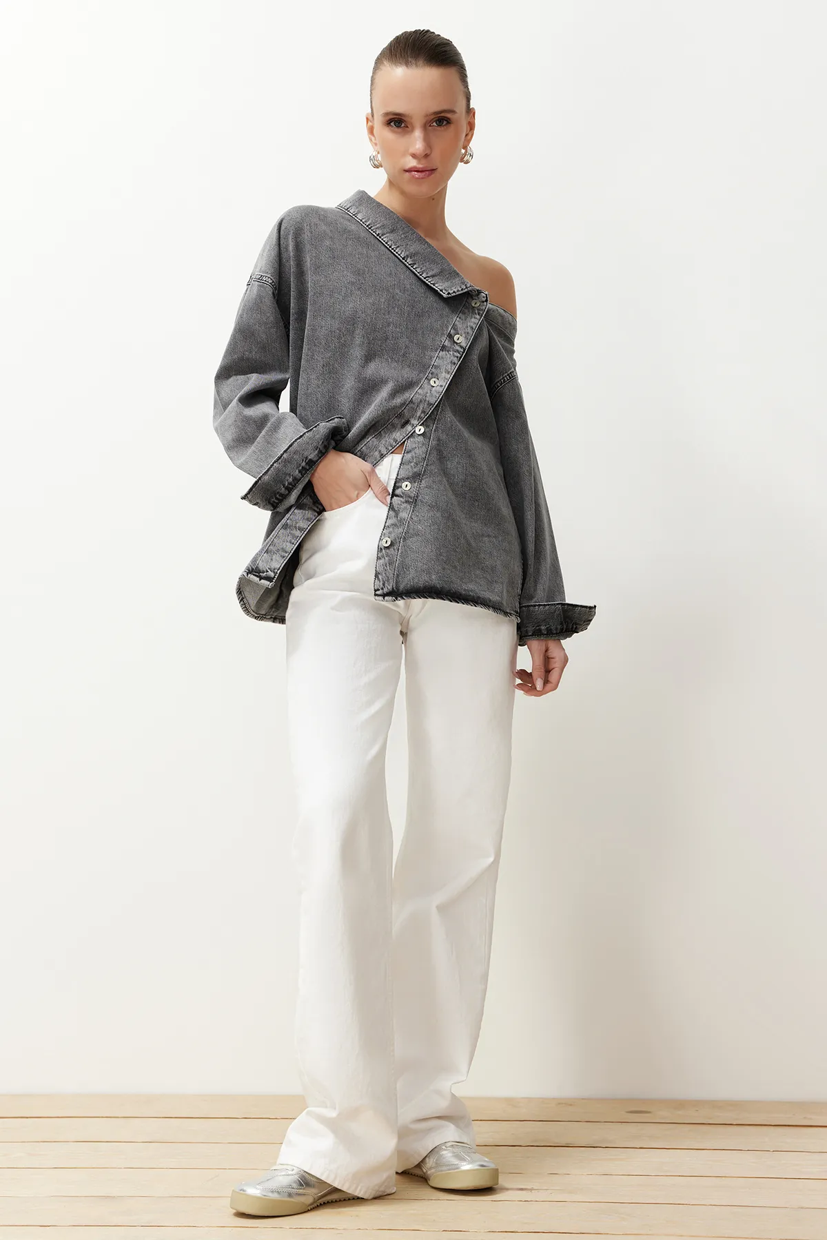Trendyol Collection  Schwarzes Jeanshemd mit asymmetrischem Kragen und detailliertem Detail TWOSS24GO00034