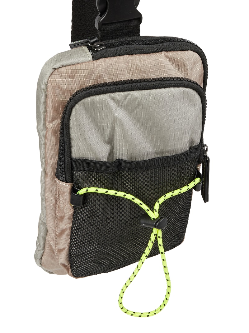 Umhängetasche mit Reißverschlussfächern in beige