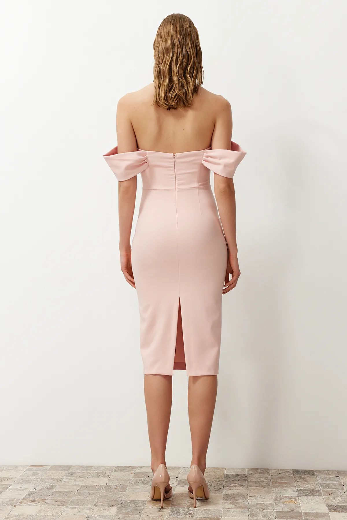 Trendyol Collection  Puderfarbenes, figurbetontes, gewebtes Korsett-Detail, elegantes Abendkleid TPRSS22EL00097