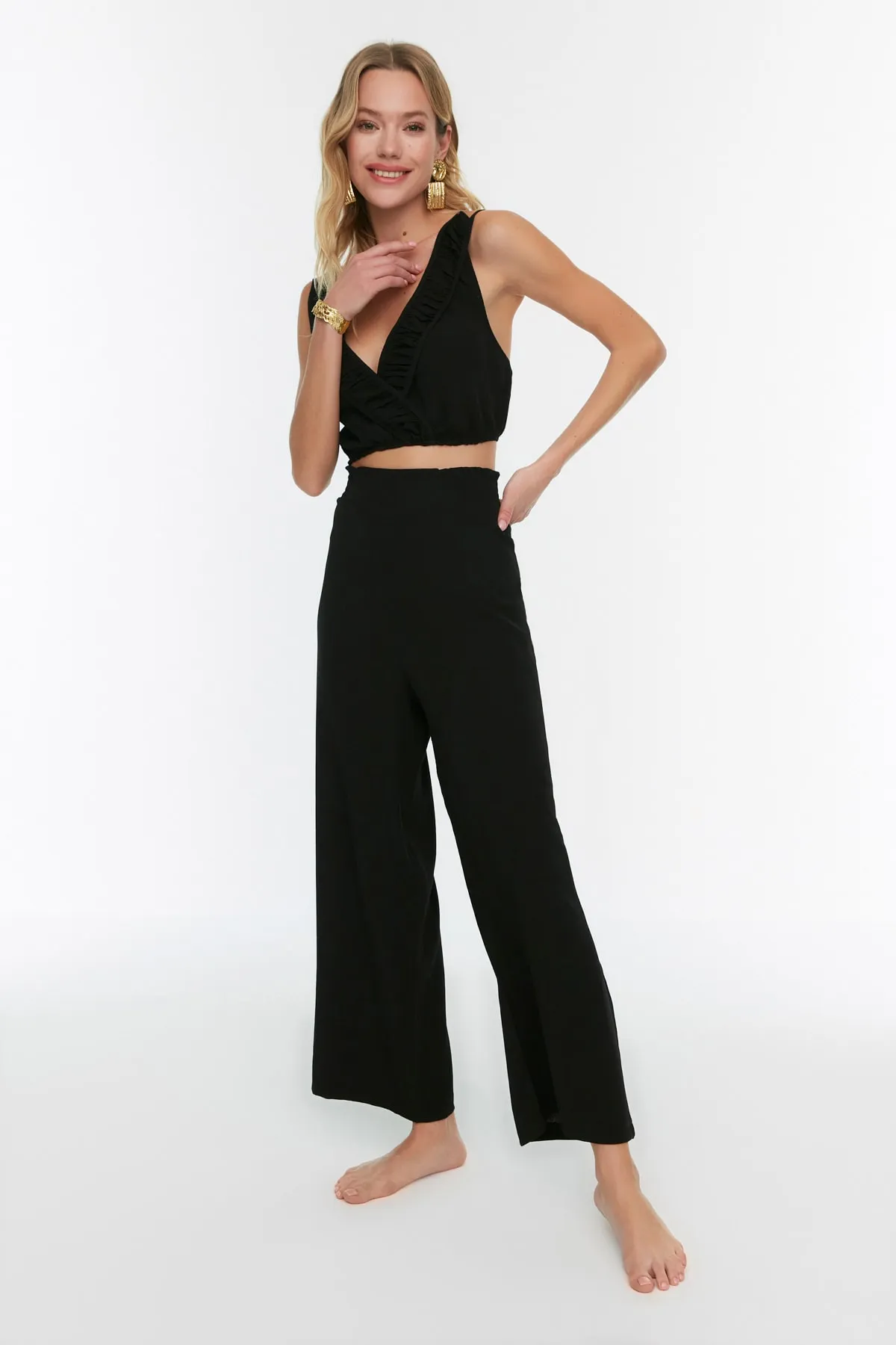 Trendyol Collection  Schwarzes Set aus gewebter Bluse und Hose mit Rüschen TBESS22AU0043