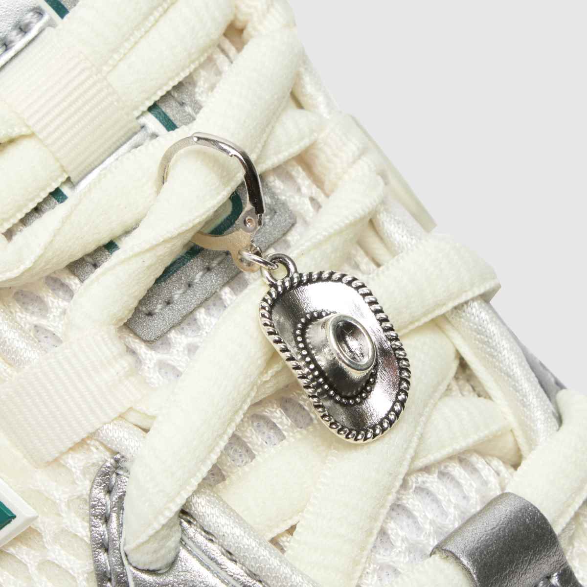 BEADS BY EDIE silverfärgad cowboyhatt-berlock i spets