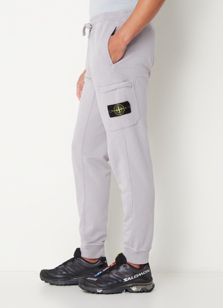 Pantaloni scurți sport Stone Island 64551, mulați, cu buzunare laterale și logo.