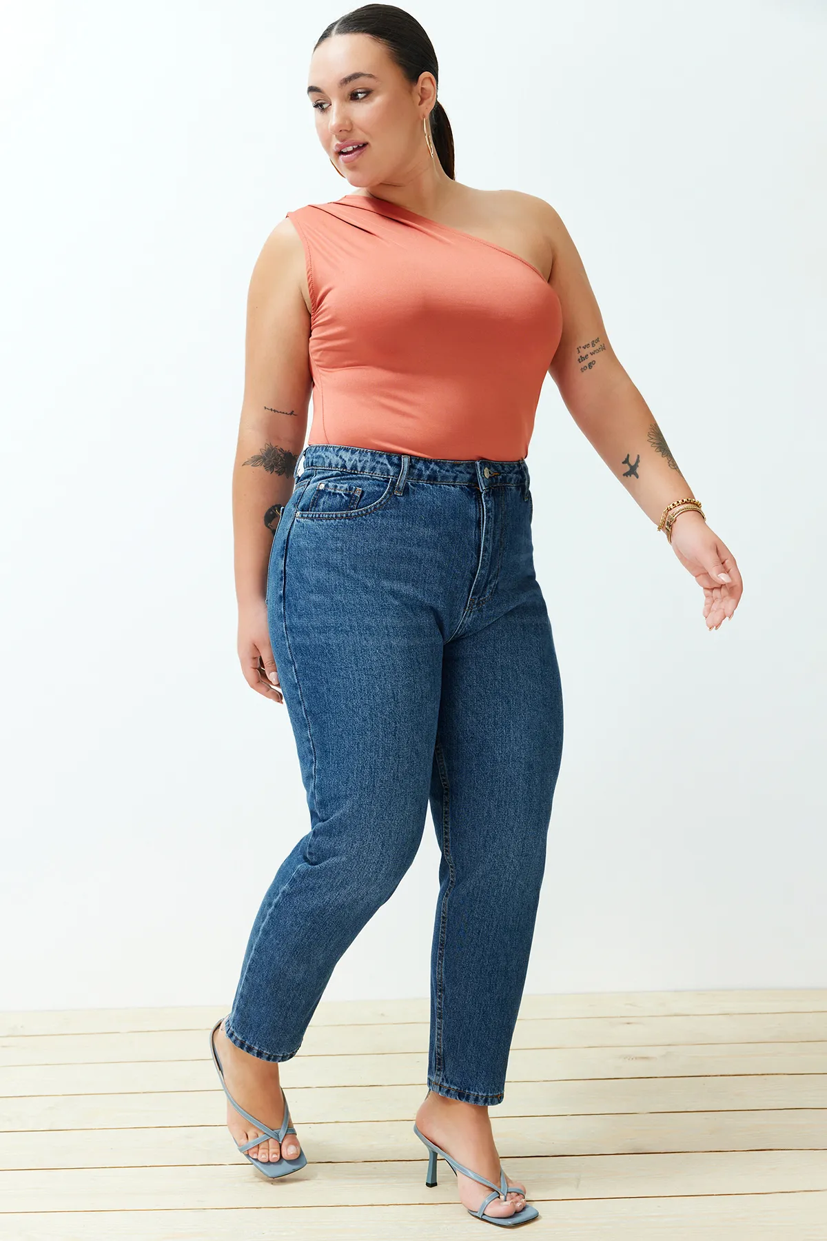 Trendyol Curve  Blaue Mom-Fit-Jeans mit hoher Taille TBBSS24CJ00023