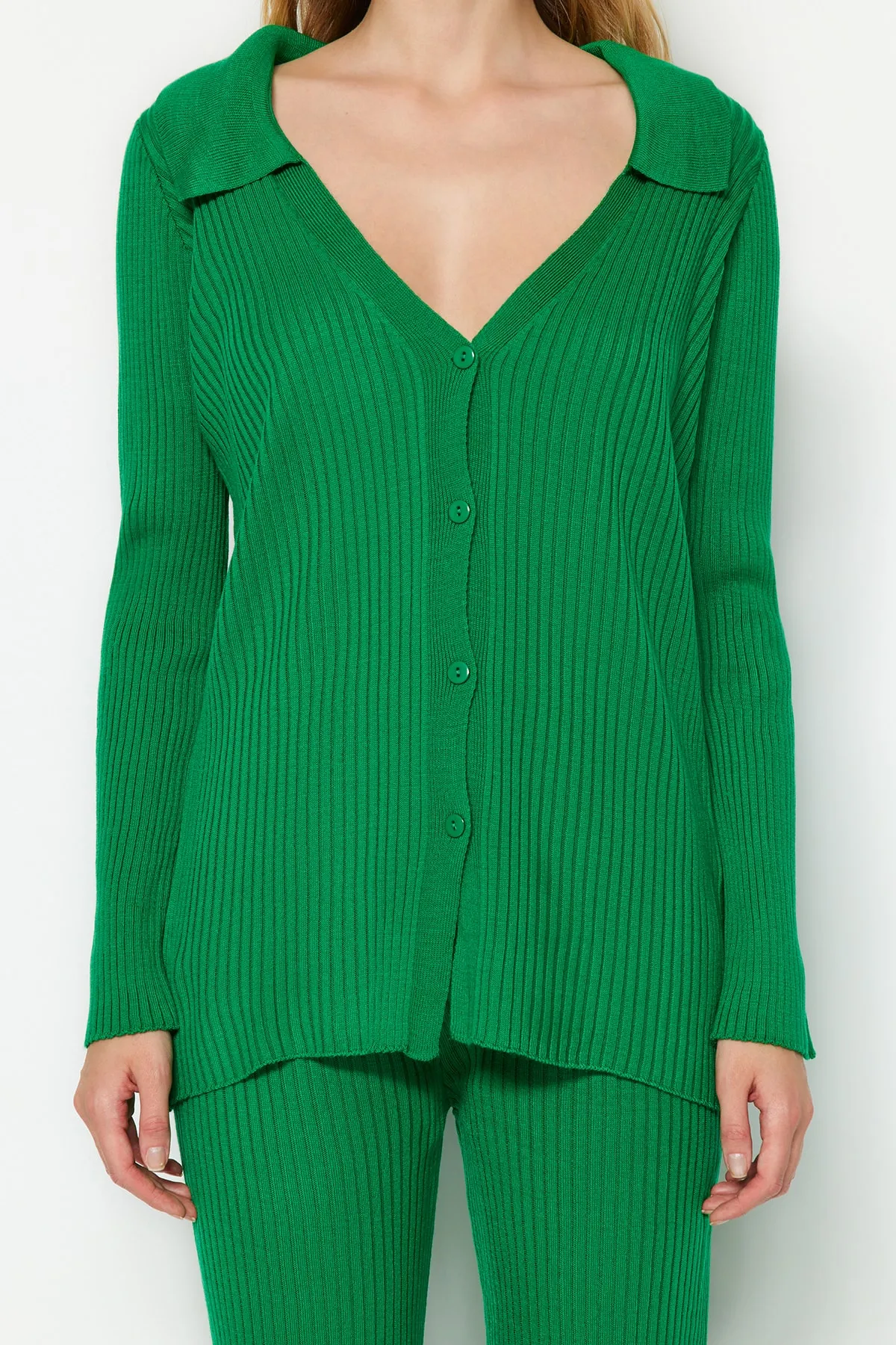 Trendyol Collection  Smaragdgrünes Basic-Set aus Strickoberteil und -unterteil mit Polokragen TWOAW23AU00007