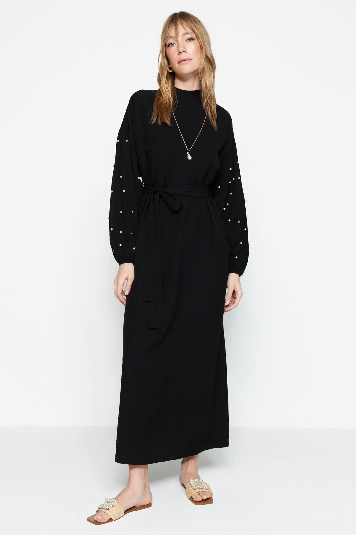 Trendyol Modest  Schwarzes gewebtes Kleid mit Gürtel, Perlen- und Steindetails TCTSS23EB00148