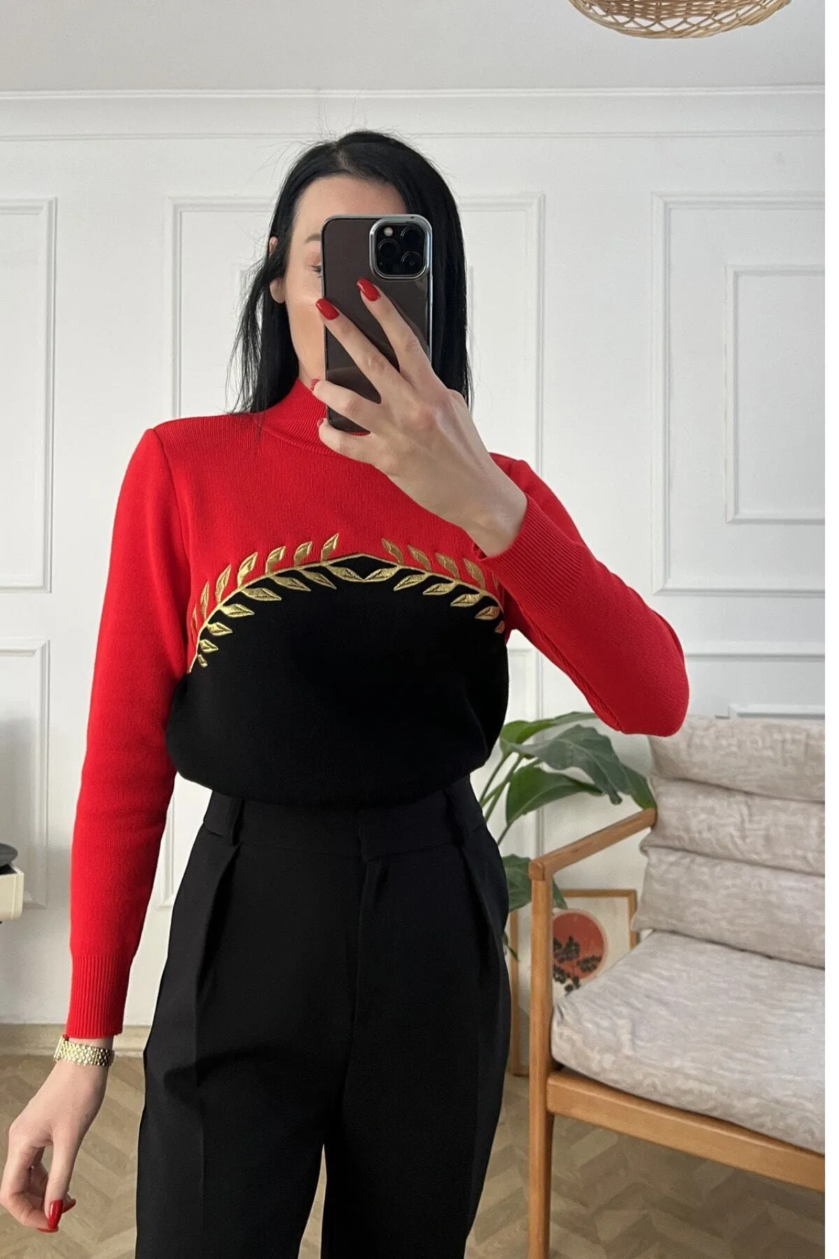Tuğbanın Butiği  Schwarz-rot-goldene Stickerei, detaillierte Strickware