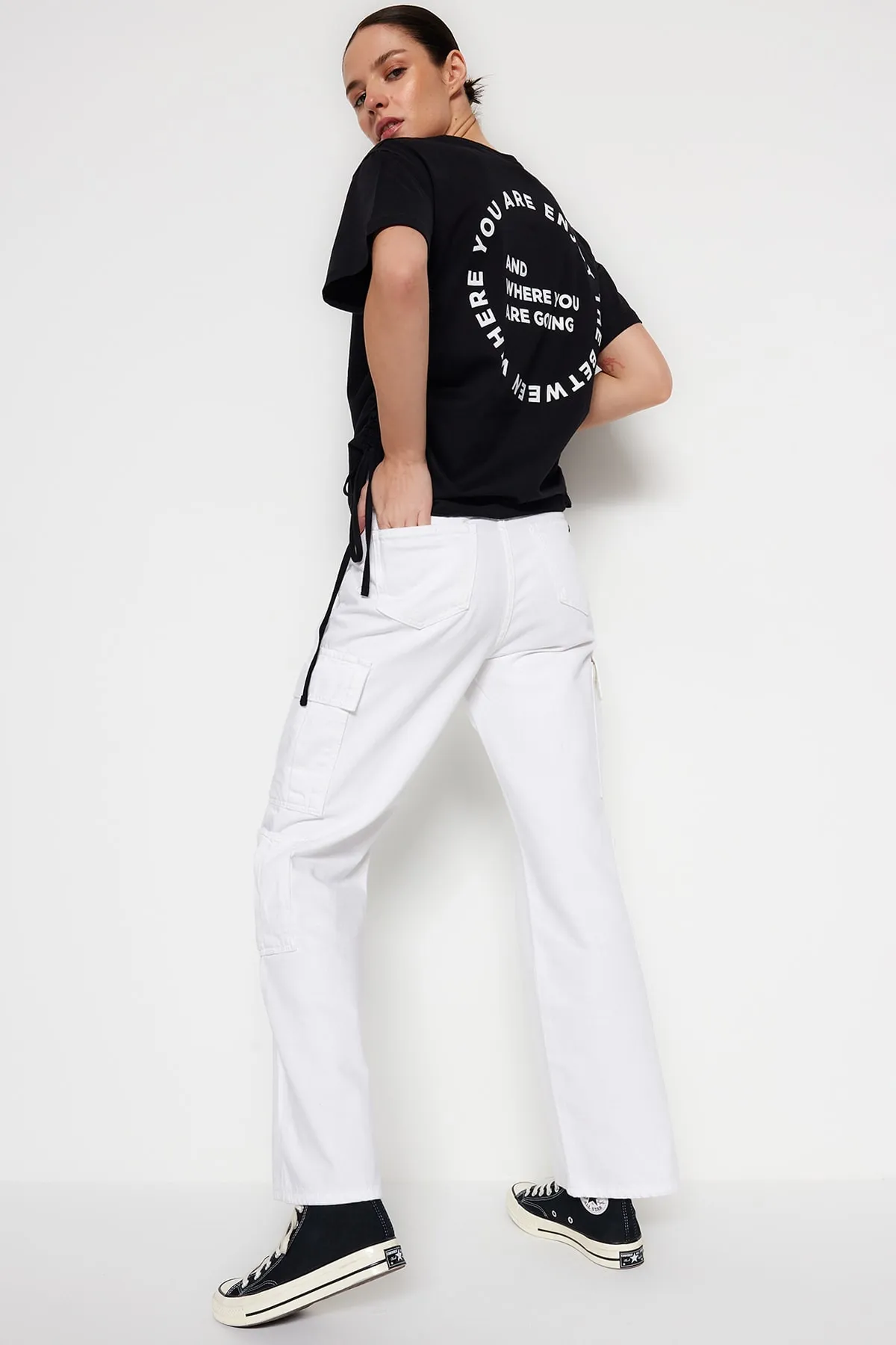 Trendyol Collection  Baumwoll-T-Shirt mit Boyfriend-Fit-Rücken und Aufdruck – Rundhalsausschnitt, Kordelzugdetail, Schwarz, 100 % Baumwolle TWOSS23TS00150