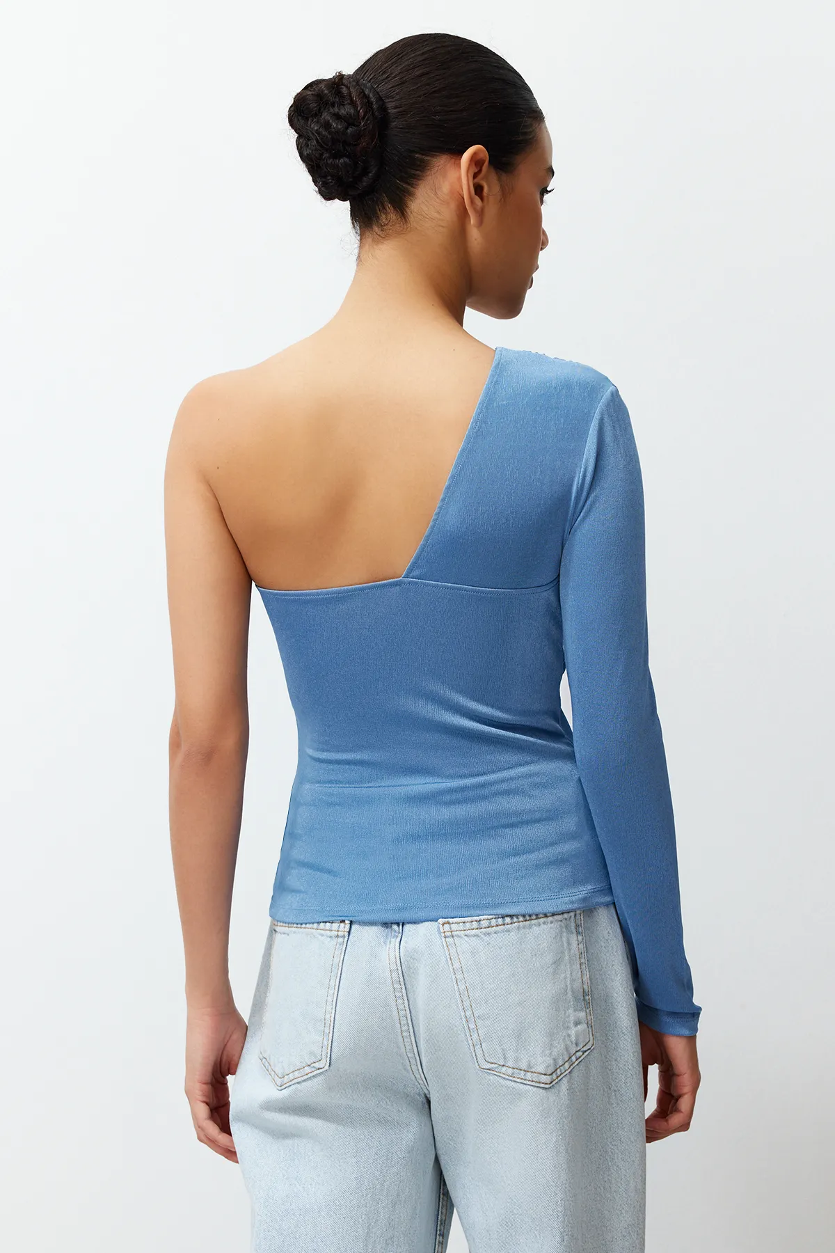 Trendyol Collection  Blaue, hochwertige, glänzende Oberfläche und weiche Textur, Shir-Detail, einärmelige Strickbluse TWOSS24BZ00390