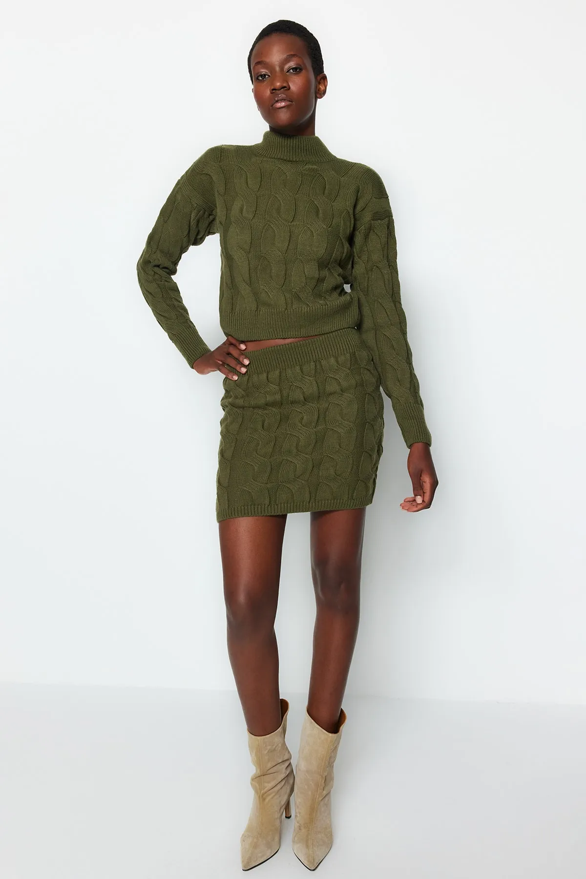 Trendyol Collection  Khakifarbenes, kurzes Strickoberteil und -unterteil im Stehkragen-Set TWOAW24AU00049