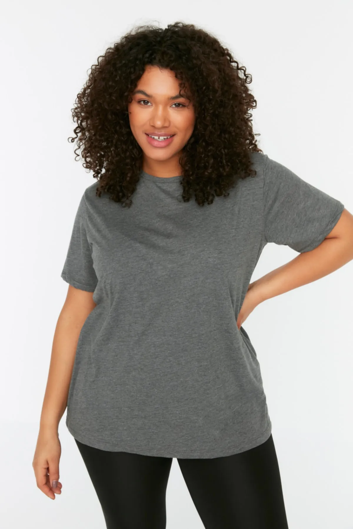 Trendyol Curve  Anthrazitfarbenes gestricktes T-Shirt mit Rückenausschnitt TBSSS22TS1953
