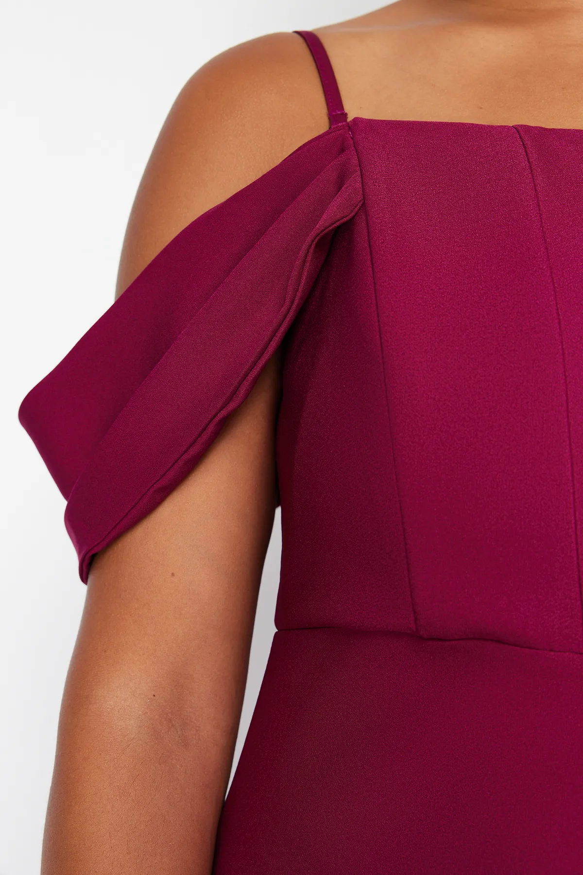 Trendyol Curve  Lilafarbenes, schlichtes, figurbetontes Midi-Gewebekleid in Übergröße TBBSS24AH00000