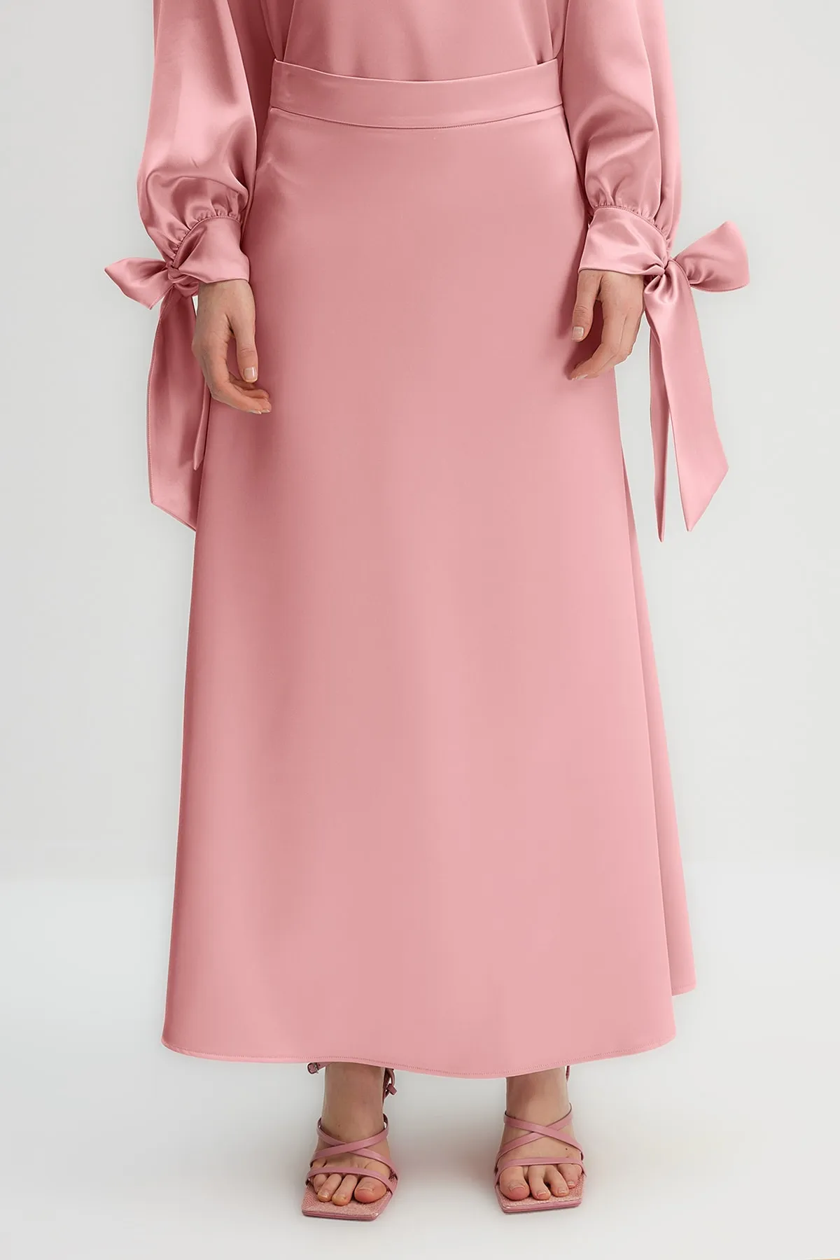 Trendyol Modest  X Kevser Sarıoglu A-Linien-Rock aus Satingewebe mit getrockneten Rosen TCLSS23EE00004