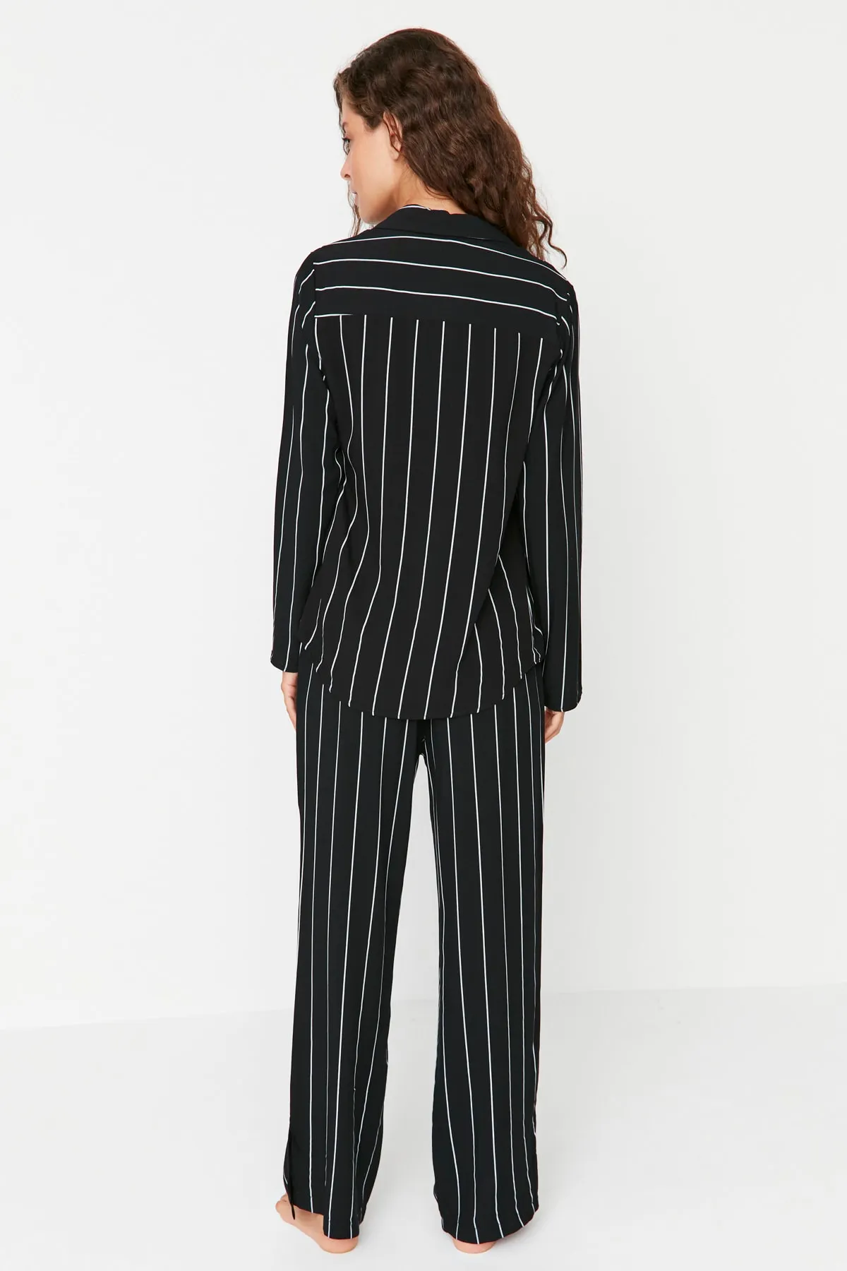 Trendyol Collection  Schwarzes Pyjama-Set aus gewebtem Viskose-Hemd und -Hose mit Streifen und Schlitzdetail THMAW23PT00158
