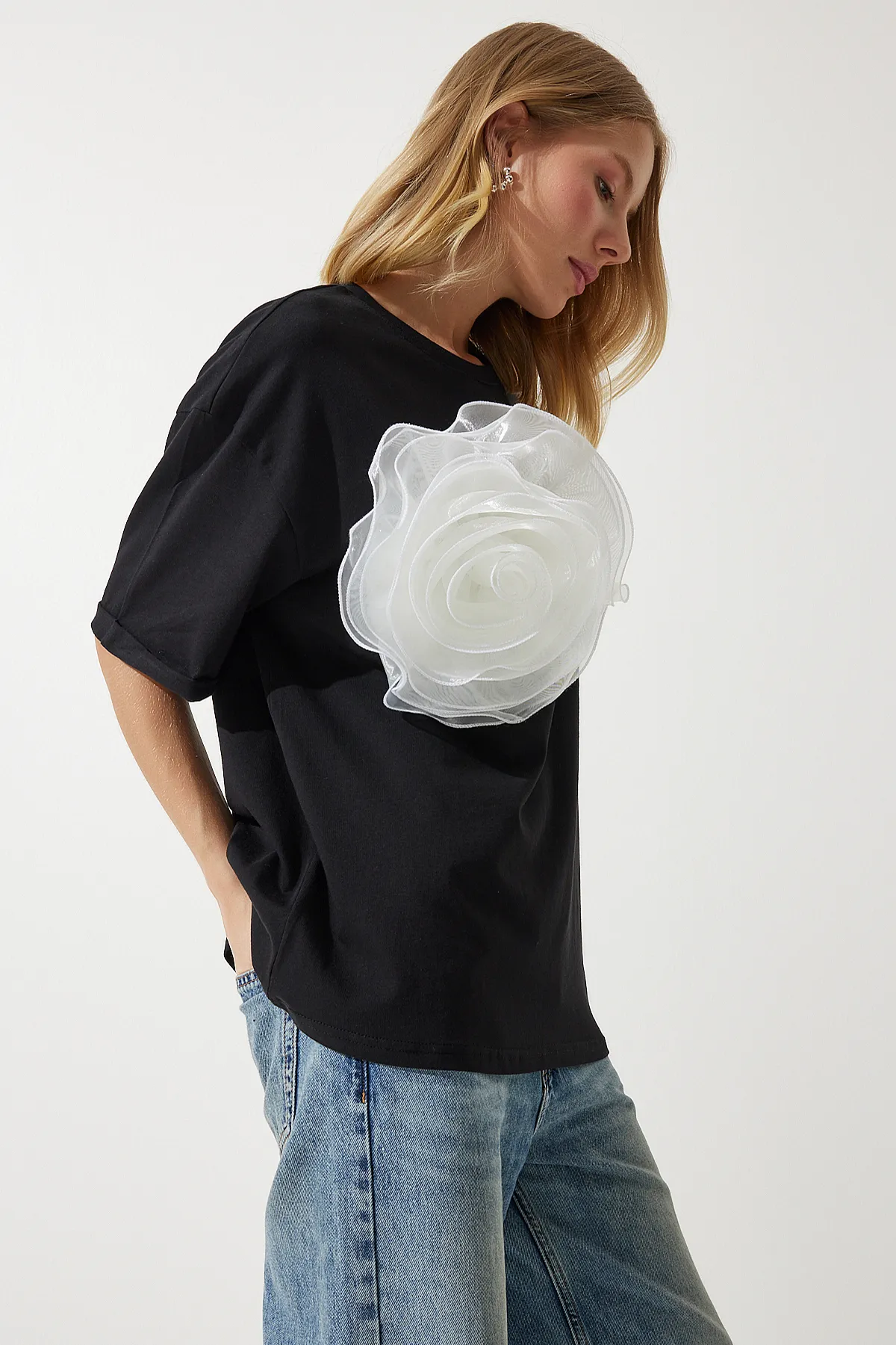 Happiness İstanbul  Schwarzes Damen-T-Shirt mit Blumenbrosche und detailliertem Design UL00018