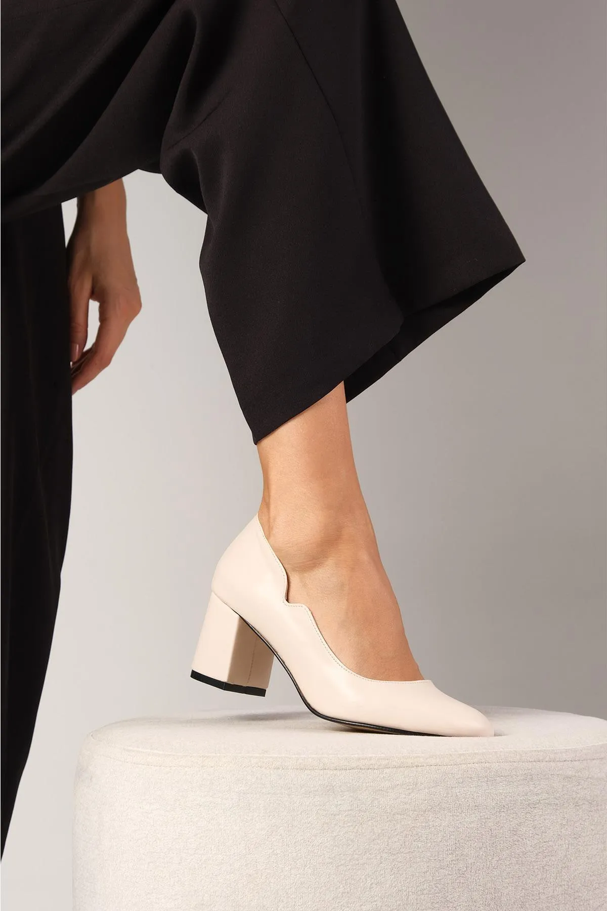 Mio Gusto  Beigefarbene Damenschuhe mit runder Zehenpartie und Absatz