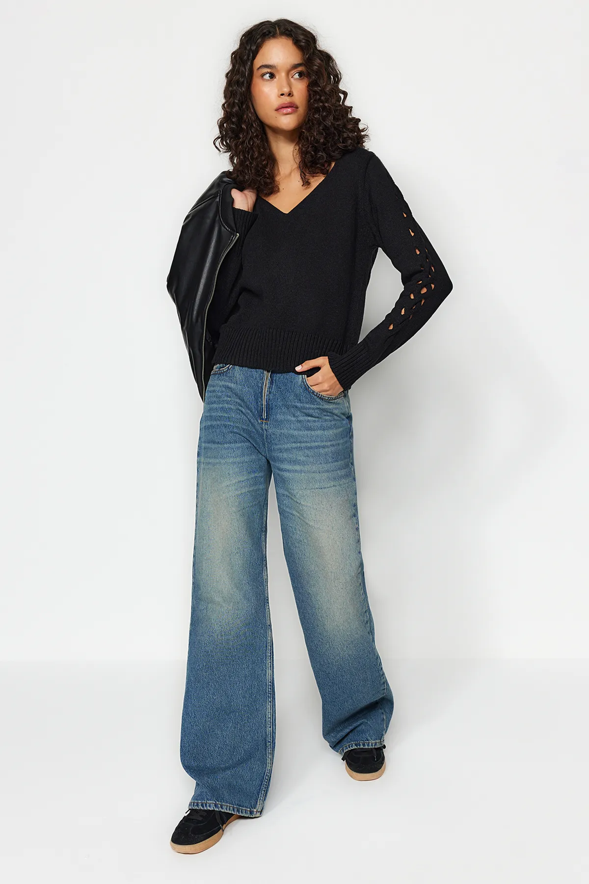 Trendyol Collection  Schwarzer Strickpullover mit V-Ausschnitt und Lochmuster TWOAW24KZ01217