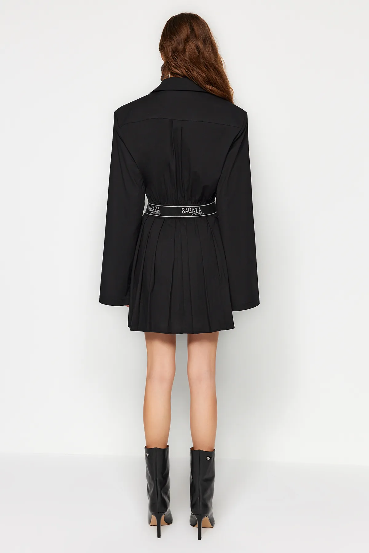 Trendyol Collection  X Sagaza Studio Schwarzes Kleid mit offener Taille/Skater-Taille, reifenlagiges Palepate-Kleid tclaw24el00000