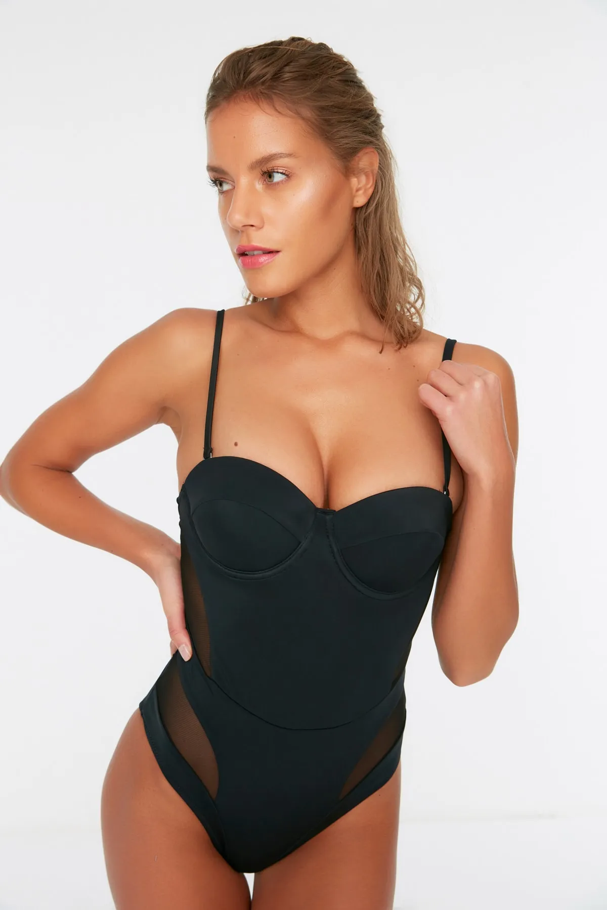Trendyol Collection  Schwarzer, regulärer Badeanzug mit Balconette-Mesh-Detail und Details TBESS20MA0046