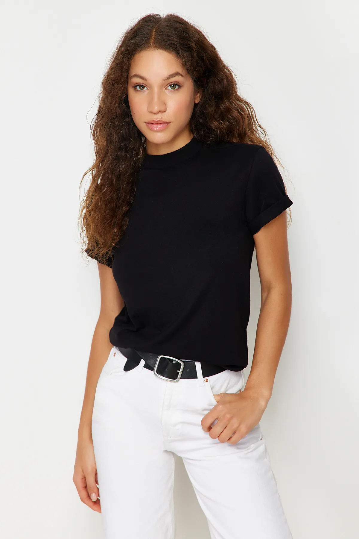 Trendyol Collection  Schwarzes Basic-Strick-T-Shirt aus 100 % Baumwolle mit Stehkragen TWOAW20TS0096