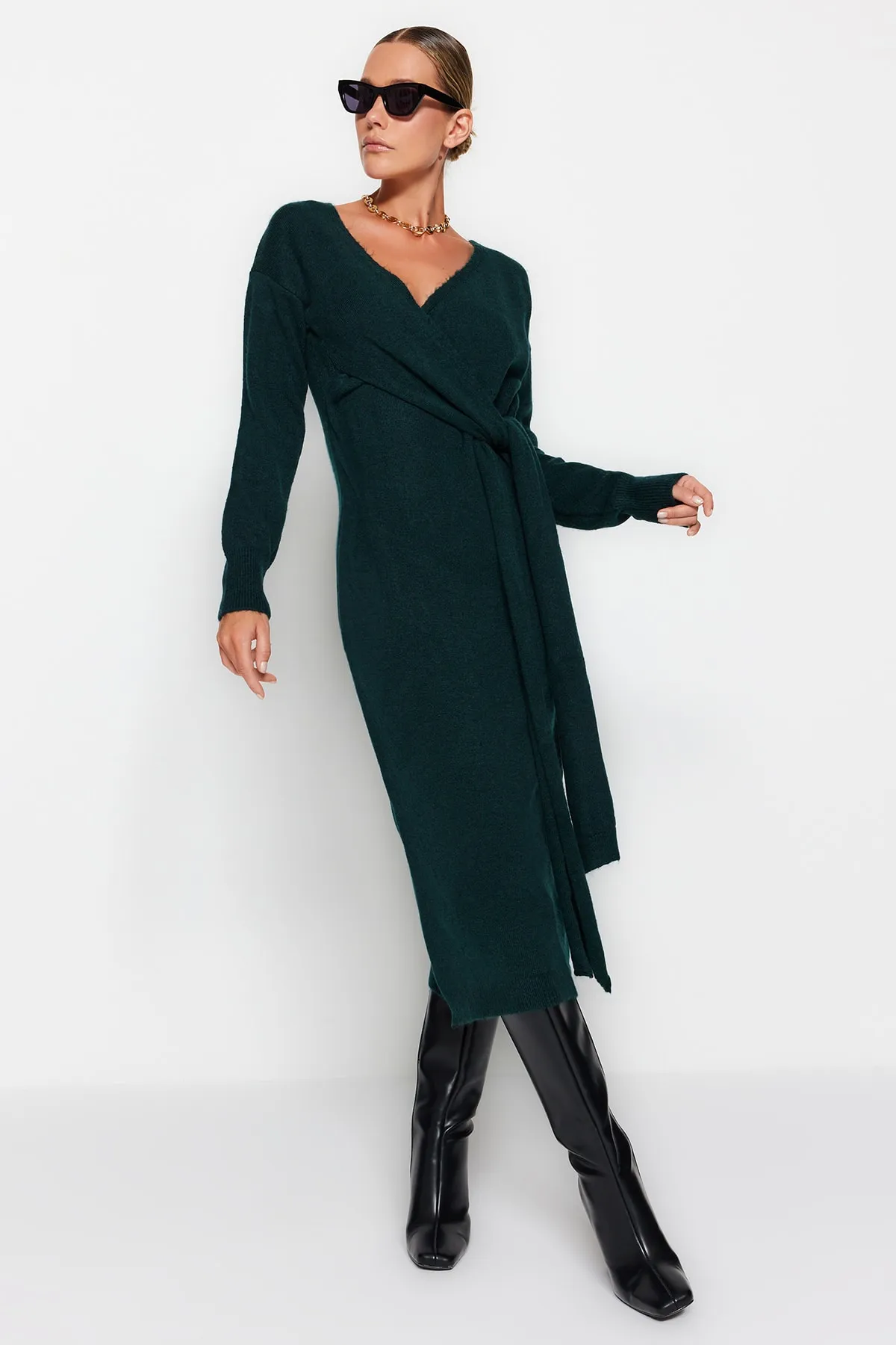 Trendyol Collection  Smaragdgrünes Maxi-Strickkleid mit weicher Struktur und zweireihigem Kragen und Bindeband TWOAW21EL0263
