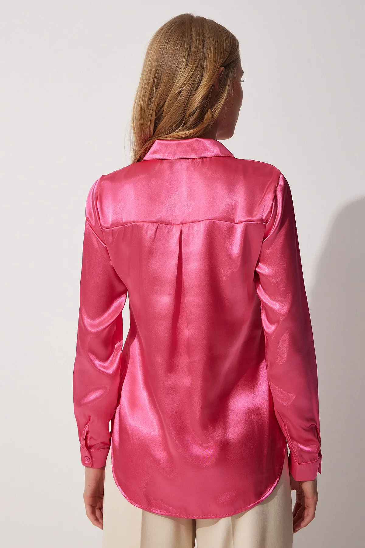 Happiness İstanbul  Leuchtend rosafarbenes, leicht fließendes Satin-Shirt für Damen DD00990