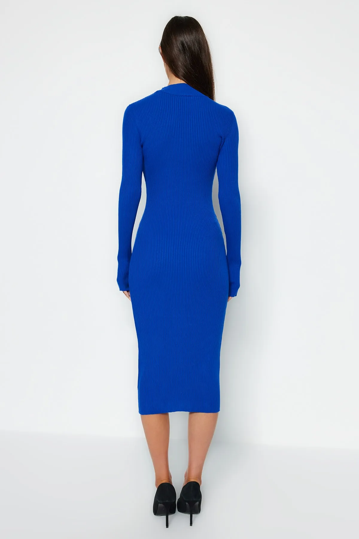 Trendyol Collection  Saks Midi-Strickkleid mit Fensterausschnitt/Ausschnitt TWOAW23EL00035