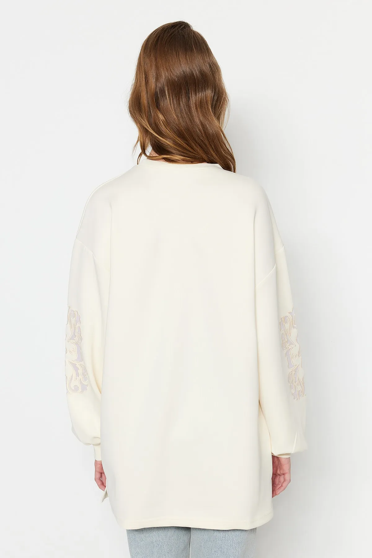 Trendyol Modest  Ecru-Ärmel-Stickerei-Detailliertes Scuba-Strick-Sweatshirt TCTSS23UK00042