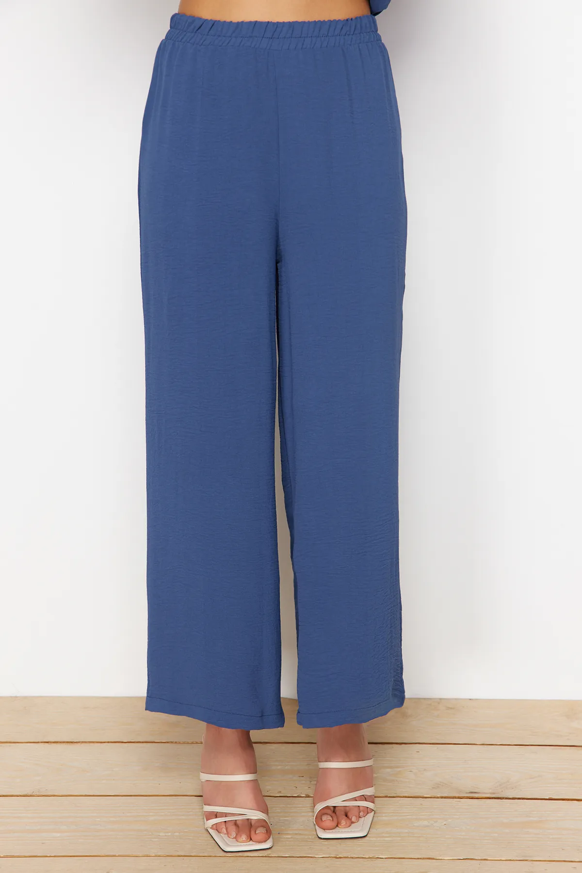 Trendyol Modest  Indigoblauer gewebter Tunika-Hosen-Anzug mit Gürtel und Farbblockierung in der Taille TCTSS23US00046